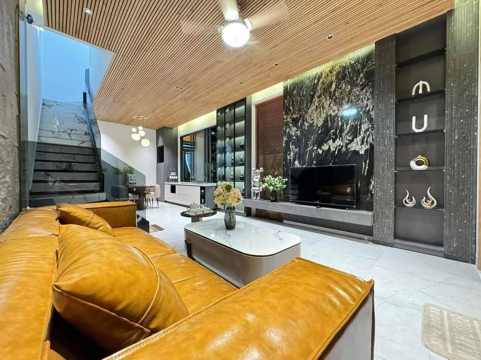 Nhà 7 tầng phố Ngô Gia Tự, Long Biên, 120m² giá 20 tỷ - Sổ đỏ chính chủ!