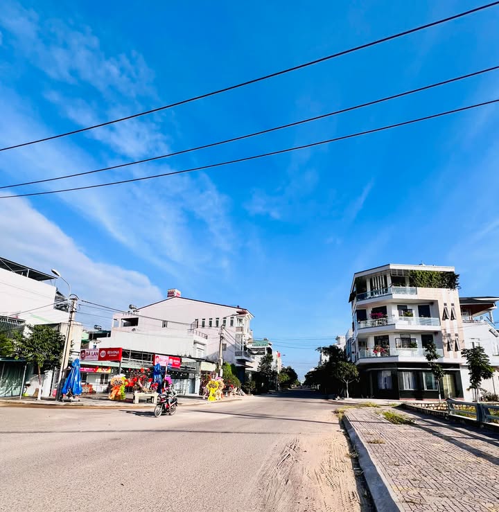 Đất 2 Mặt Tiền Sư Đoàn Sao Vàng và Nguyễn Trọng Trì 75m² giá 4.1 tỷ - Sổ hồng chính chủ!