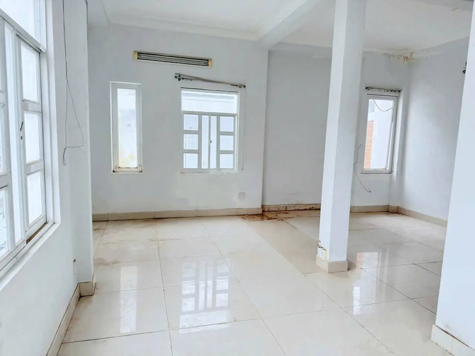 Nhà nguyên căn cho thuê mặt tiền Nguyễn Văn Trỗi, 225m² giá 35 triệu - Không thể bỏ lỡ!