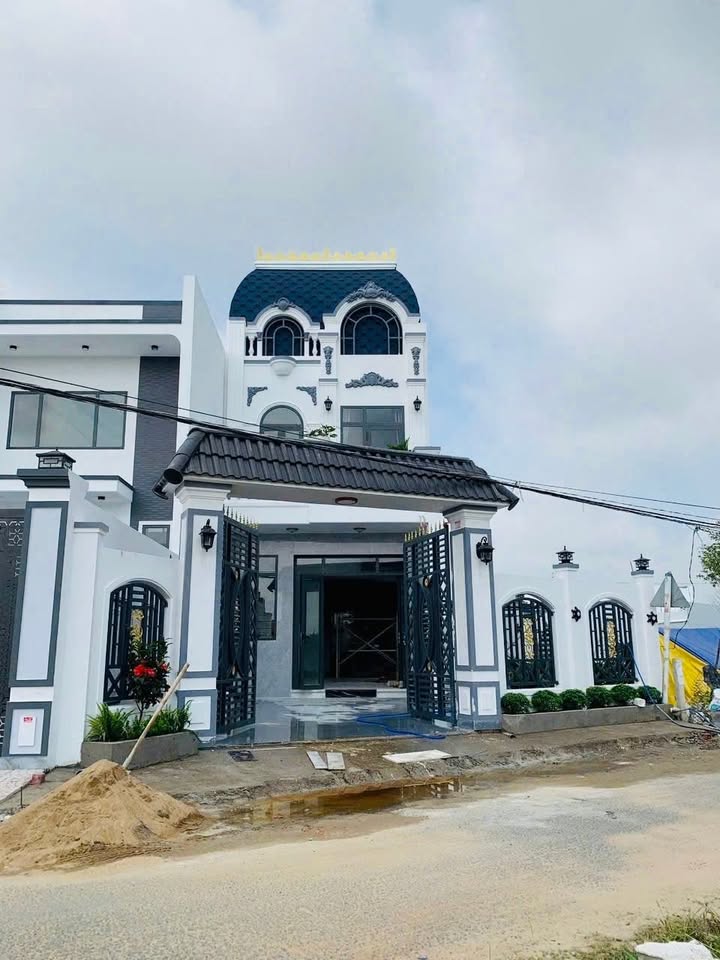 Biệt thự sân vườn mini Cần Giuộc 169m² giá 2.95 tỷ - Thiết kế tân cổ điển sang trọng!