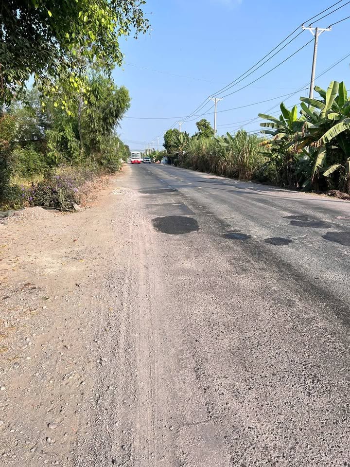 Đất nền 900m² mặt tiền QL 62 xã Kiến Bình - Giá chỉ 2.5 tỷ!