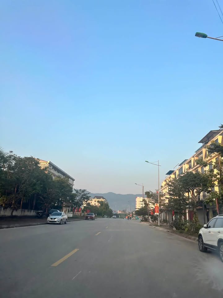 Nhà liền kề 3,5 tầng tại Quảng Trường Đề Thám 100m² giá 7 tỷ - Sẵn sàng vào ở ngay!