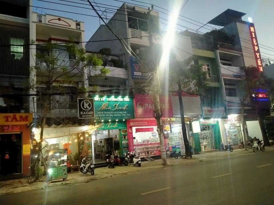 Nhà mặt đường Nguyễn Huệ, Phường 7, Tuy Hoà 120m² giá 10.2 tỷ - Đầu tư sinh lời ngay!