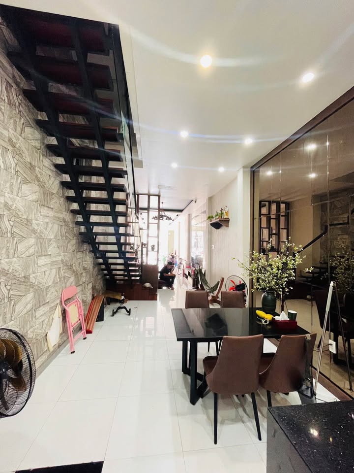 Nhà mặt tiền đường Lý Văn Lâm, Phường 1, Cà Mau 88m² giá 3.5 tỷ - Thiết kế hiện đại, sẵn sàng ở ngay!