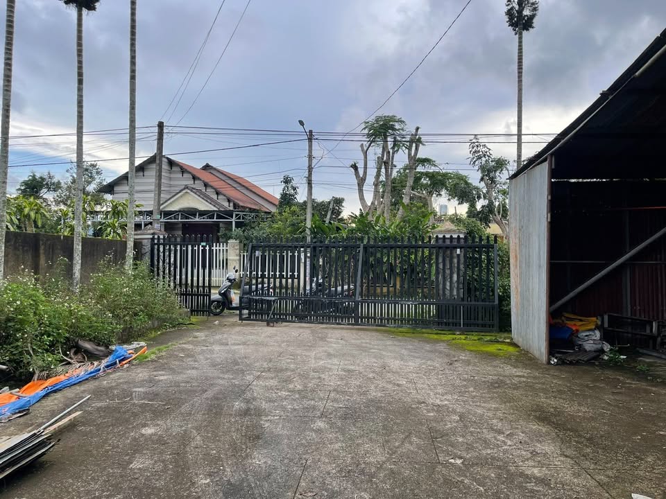 Nhà hẻm 113 Phan Chu Trinh, Bảo Lộc 682m² giá 5.5 tỷ - Sân vườn thoáng mát!