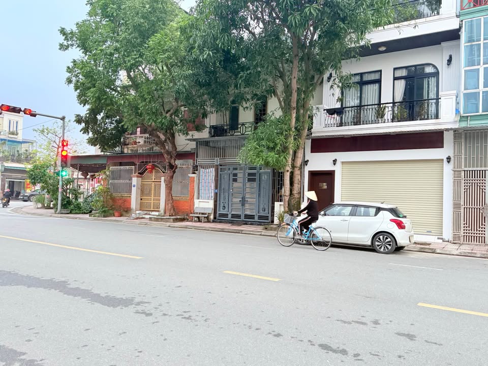 Nhà Kinh Doanh Mặt Đường Nguyễn Tất Thành, 81m² giá 5 tỷ - Đầu tư sinh lời ngay!