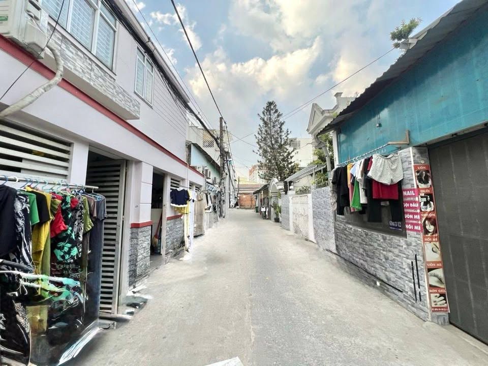 Nhà phố quận Tân Bình 250m² giá 23.5 tỷ - Gần sân bay và ga Metro!