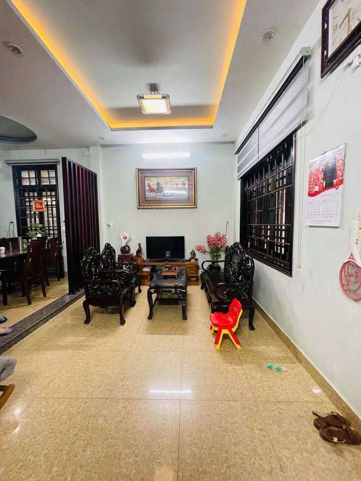 Nhà 3 tầng Nguyễn Gia Thiều 100m² giá 8 tỷ - Thiết kế hiện đại, 4 phòng ngủ