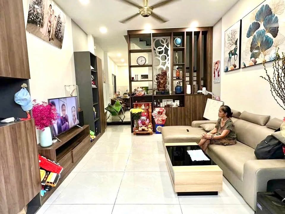 Nhà đẹp 5 tầng hẻm 6m Đường 3/2, Quận 10, 42m² chỉ 8 tỷ - Sẵn sàng vào ở!