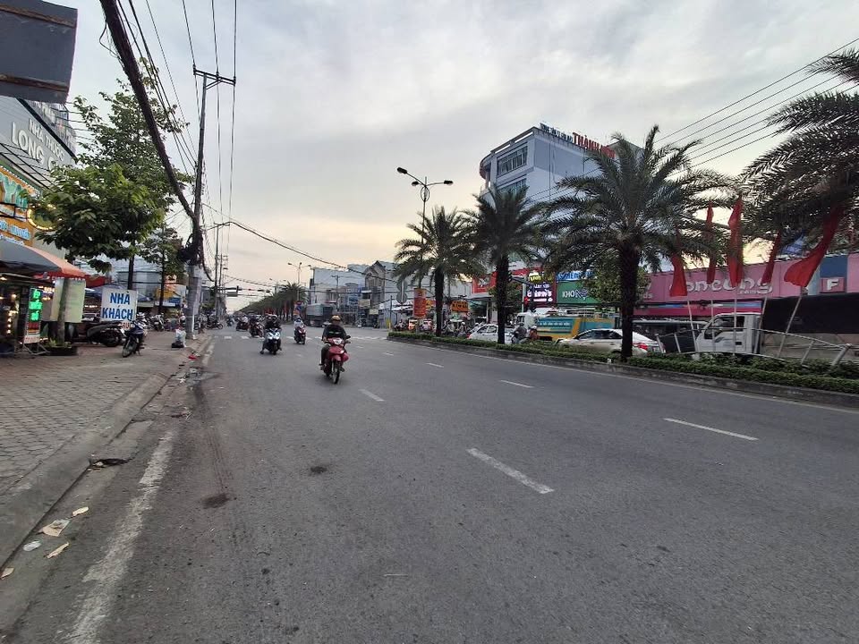 Nhà mặt tiền đường Nguyễn Tất Thành, Cà Mau 125m² - Vị trí đắc địa cho kinh doanh!