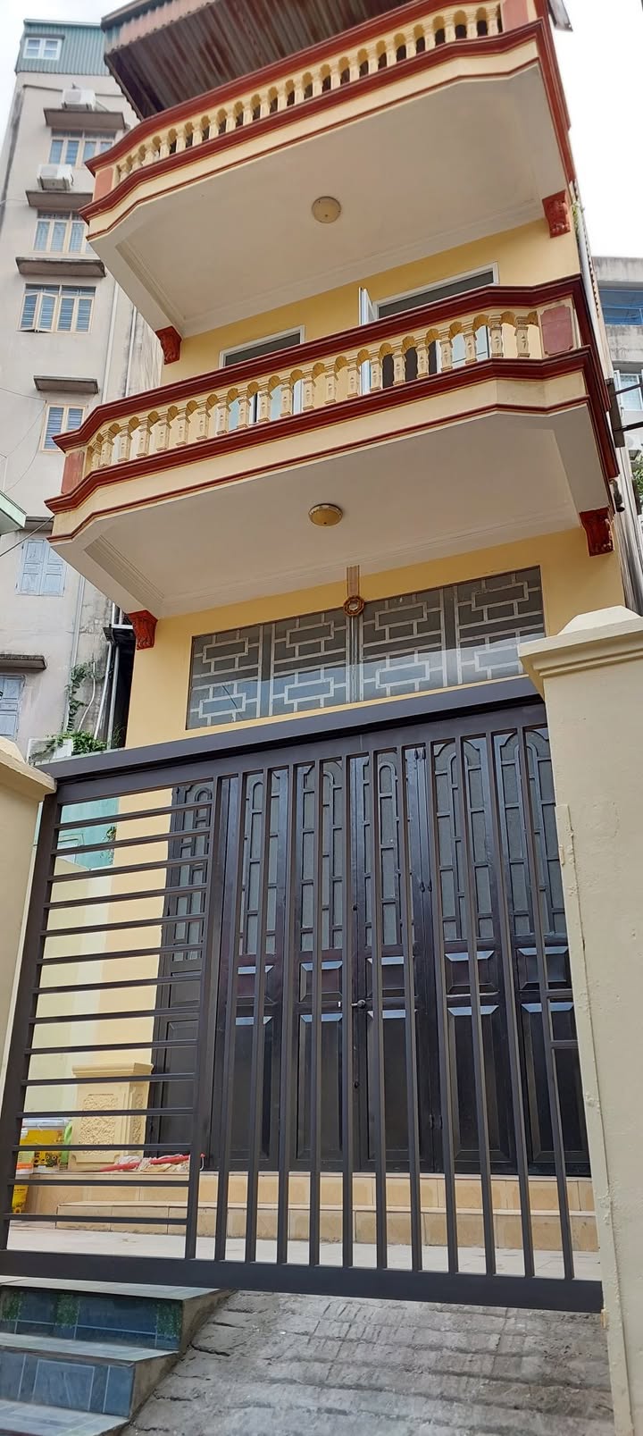 Nhà 3 tầng đường Giếng Đồn, 62m² giá 1.96 tỷ - Vị trí tấp nập, gần chợ và trường học!