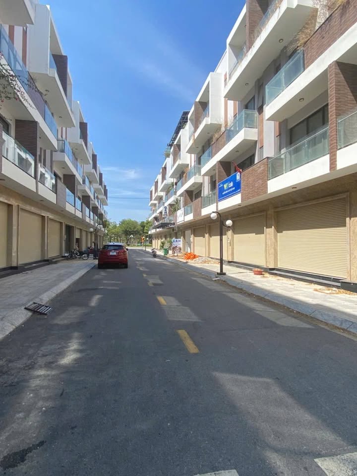 Townhouse Hacommall TM39, Phường Mỹ Bình, 74m² giá 4 tỷ - Nhà 1 trệt 3 lầu phần thô, hoàn thiện theo ý thích!