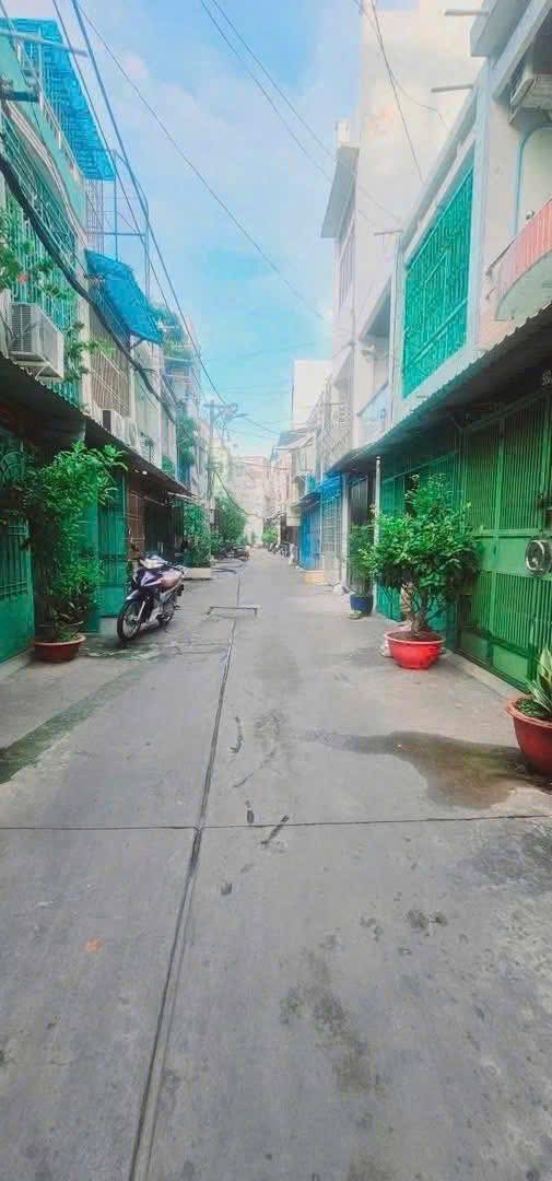 Nhà bán hẻm 8m Lạc Long Quân P3 Q11, 41.3m² giá 5.7 tỷ - Vị trí đắc địa, tiện ích đầy đủ!