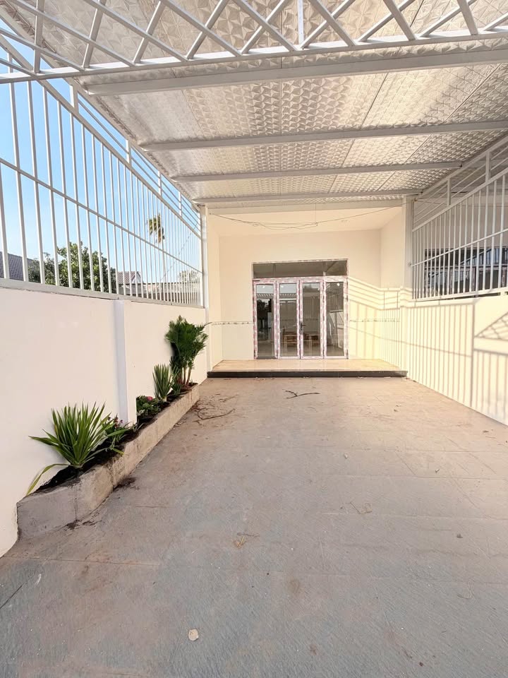 Nhà liền kề Hẻm cấp 1 Y Wang Buôn H'Đơk 275m² giá 2.55 tỷ - Sẵn sàng vào ở!