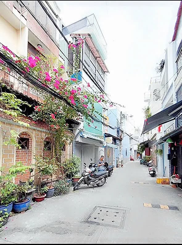 Nhà phố 1 trệt 2 lầu tại Lạc Long Quân, Tân Bình 62m² giá 6.78 tỷ - Vị trí đắc địa gần chợ Tân Bình!