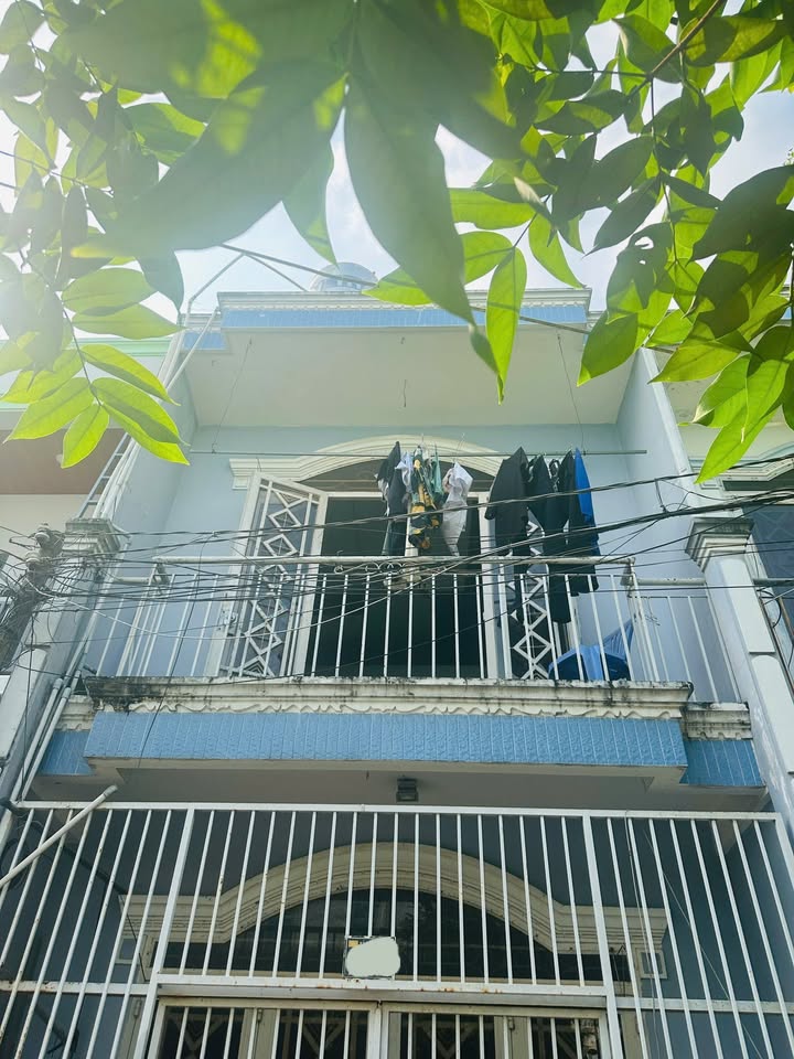 Nhà Bà Điểm Hóc Môn 41m² giá 3.6 tỷ - Hẻm xe tải thuận tiện!