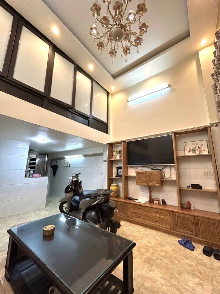 Nhà nguyên căn 2,5 tầng Ngõ Điện Biên Phủ 45m² giá chỉ 6 triệu - Sẵn sàng cho thuê ngay!