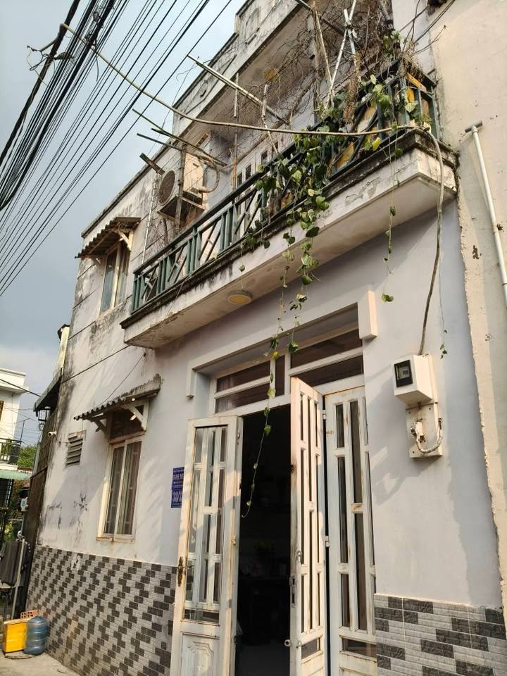 Nhà bán Hóc Môn 34m² giá 2.15 tỷ - Nhà còn đẹp, tiện ích đầy đủ!