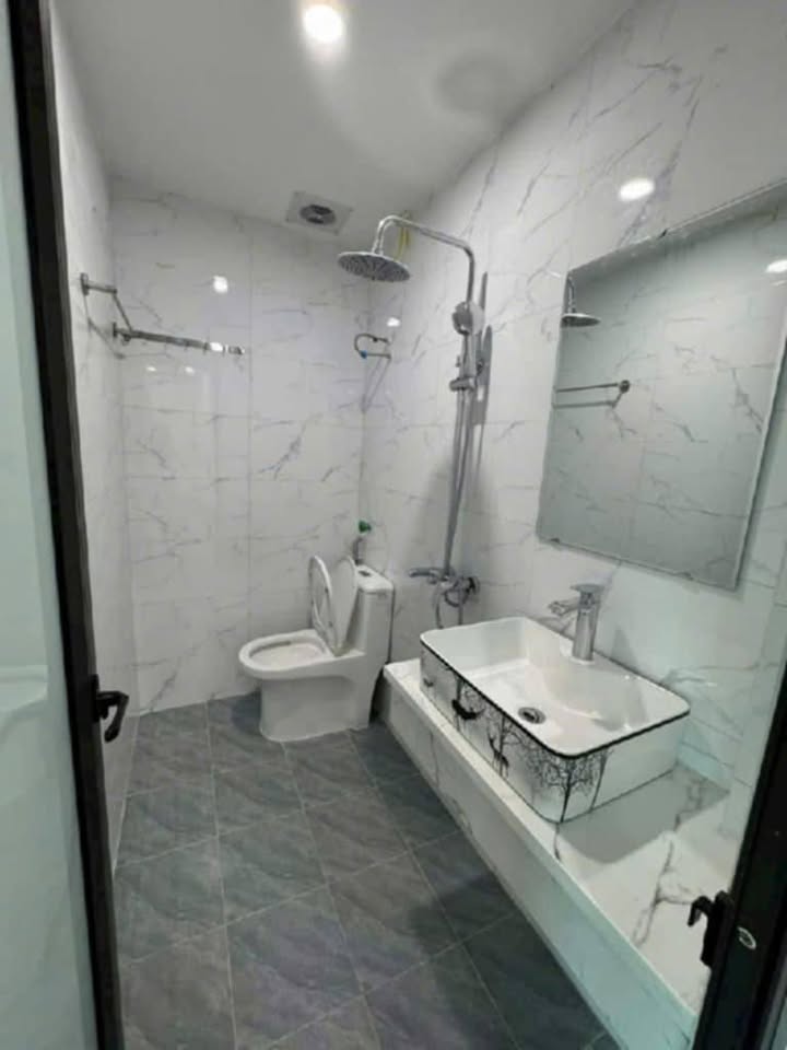 Nhà phố Giải Phóng, 40m², giá 8 tỷ - Kinh doanh sầm uất, ô tô vào nhà!