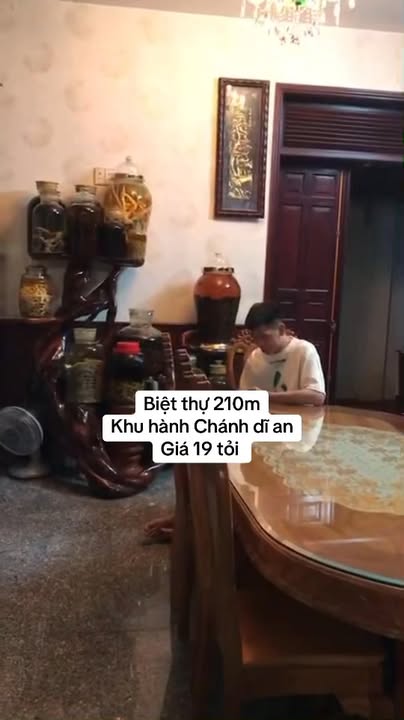 Bán biệt thự Dĩ An 210m² giá 18.99 tỷ - Thiết kế ấn tượng và hiện đại!