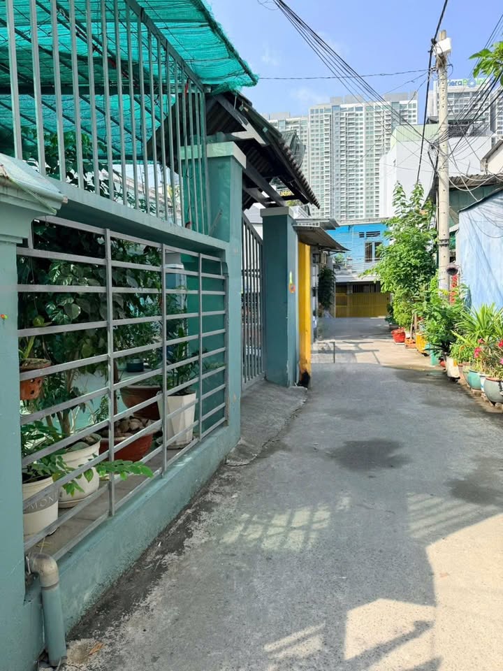 Nhà phố Phú Thuận 144m² giá 8 tỷ - Tiện xây mới ngay chợ!