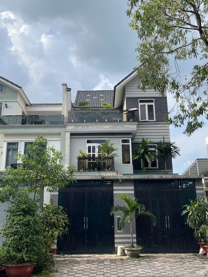 Nhà phố Thủ Đức 147m² giá 10.5 tỷ - Khu dân cư cao cấp, bán gấp!