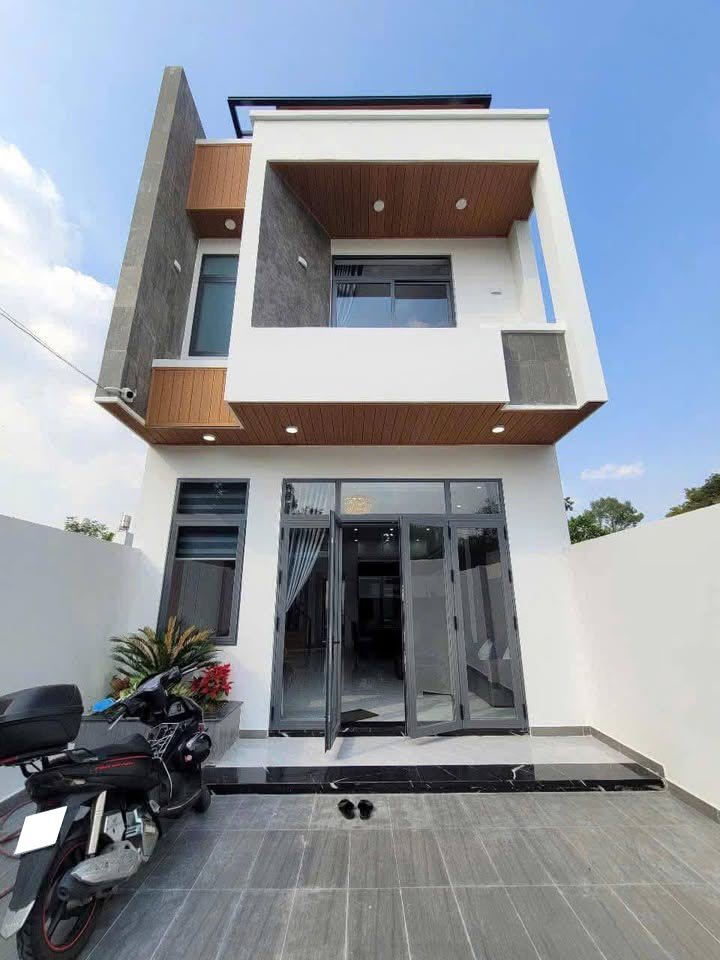 Nhà 1 trệt 1 lầu tại Tân Uyên 52m² giá 1.99 tỷ - Phòng khách rộng rãi, vị trí đắc địa!