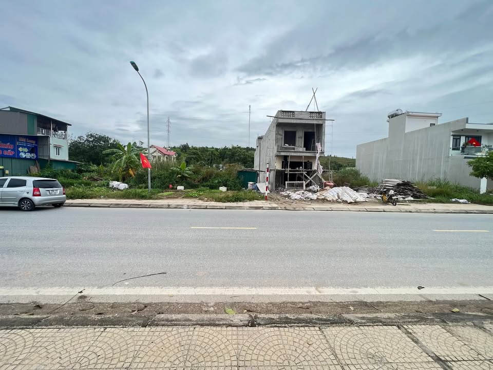 Đất tái định cư phường Hoành Bồ 100m² giá 2.35 tỷ - Mặt đường chính