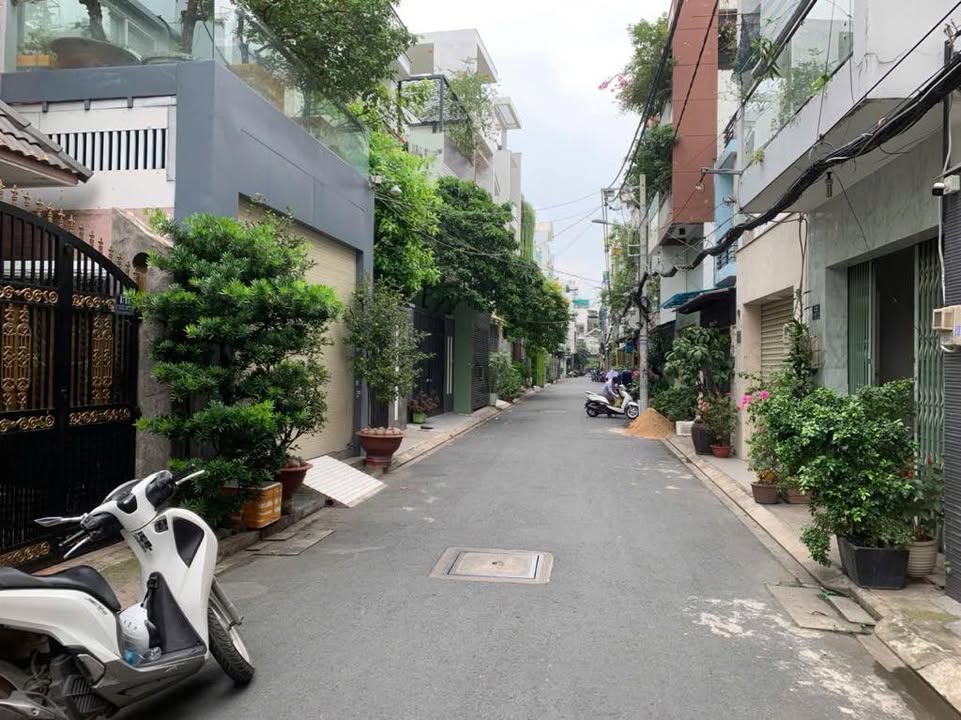 Nhà đẹp Tân Sơn Nhì, Tân Phú 119m² giá 15 tỷ - Gần sân bay, tiện nghi đầy đủ!