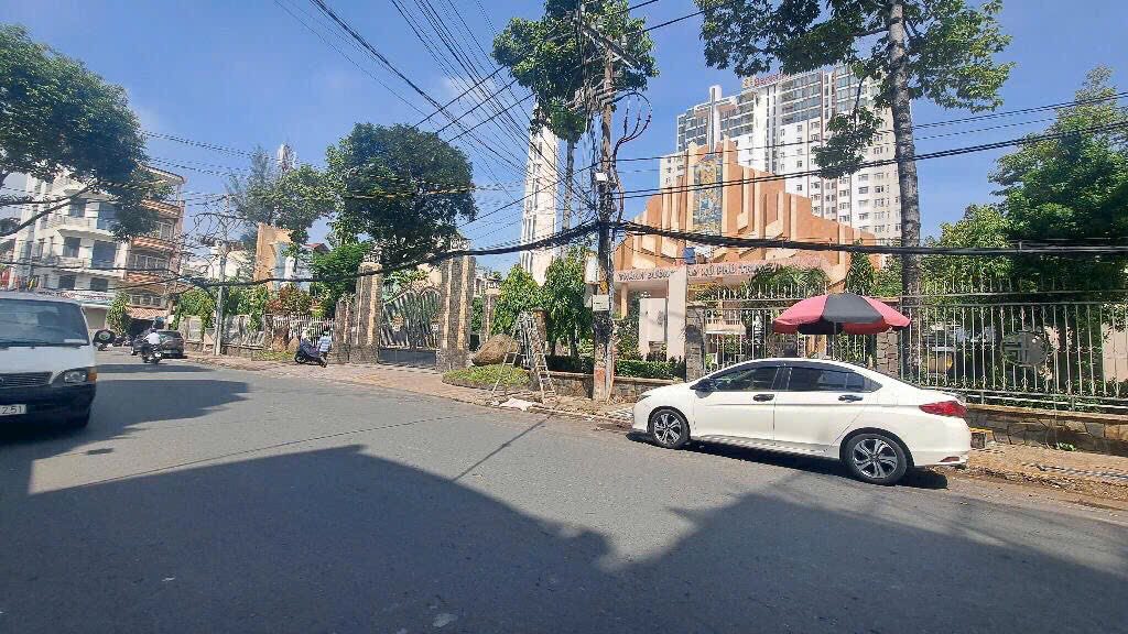 Nhà hẻm xe hơi Lạc Long Quân Tân Bình 81m² giá 8.6 tỷ - Đầu tư sinh lời!