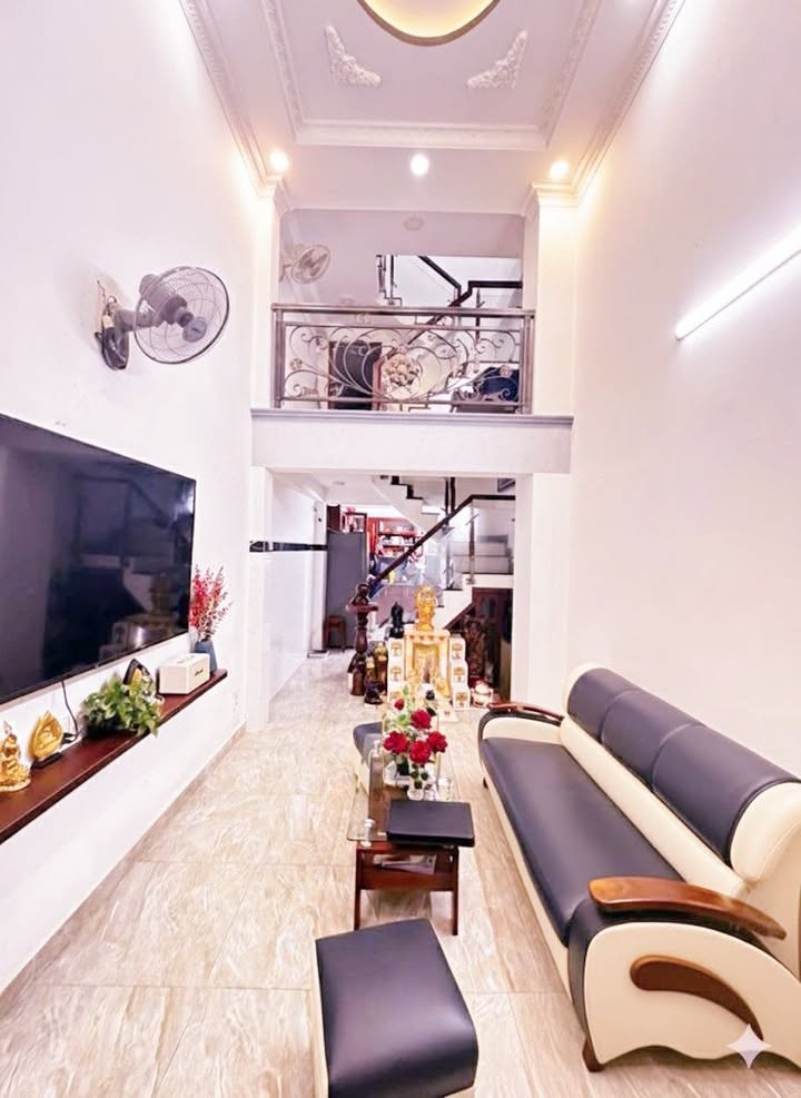 Nhà đẹp 45m² Cách Mạng Tháng Tám, Quận 10 giá 7.99 tỷ - Hẻm ô tô, thuận tiện di chuyển!