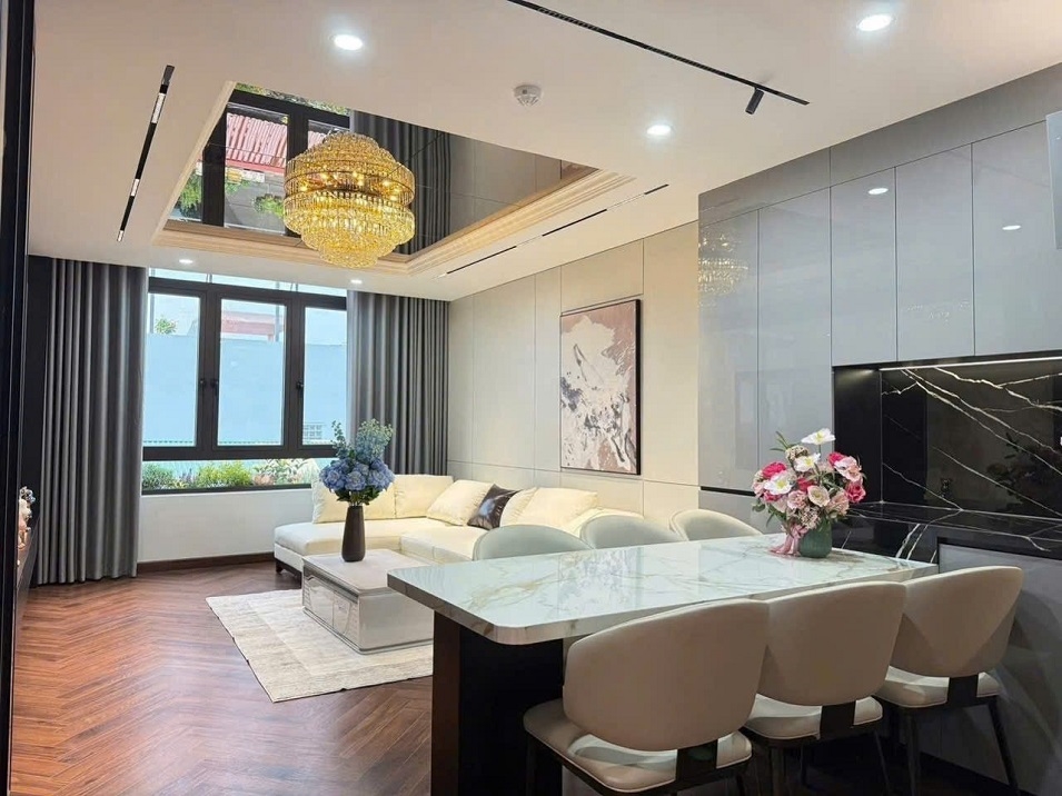 Nhà 6 tầng thang máy Cầu Giấy 42m² giá 16.5 tỷ - Cơ hội hiếm có!