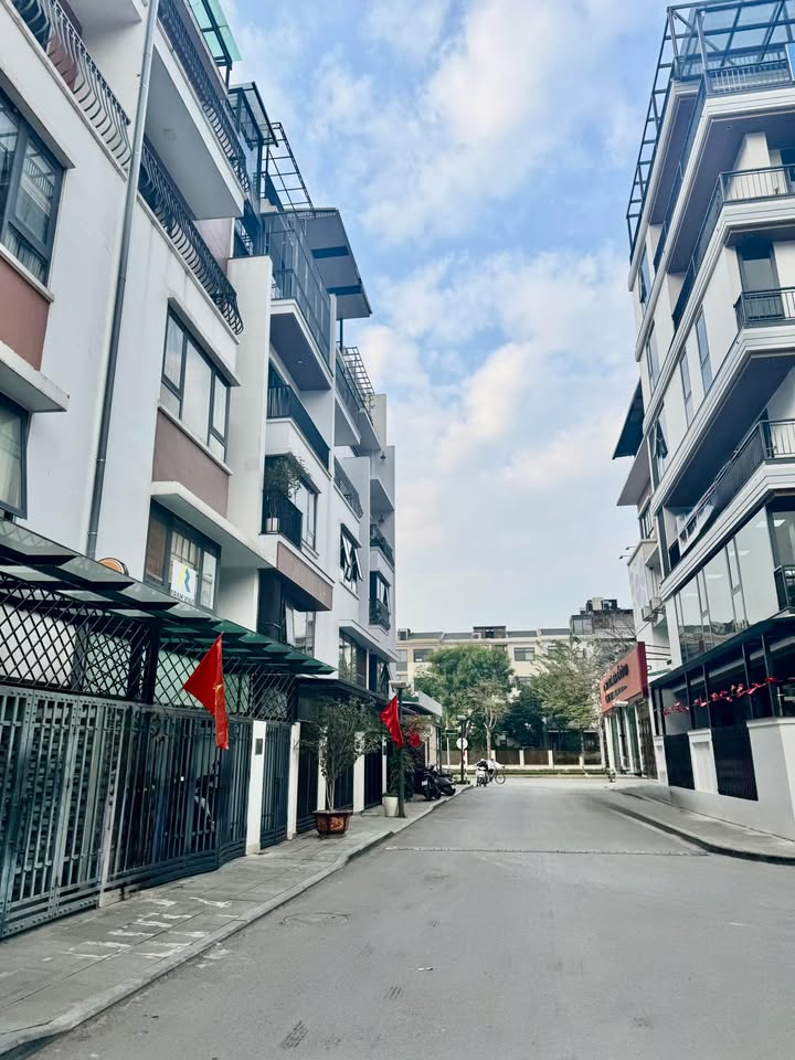 Nhà phố đẹp ngõ Hoàng Quốc Việt 48m² giá 15.2 tỷ - Thiết kế hiện đại, sẵn sàng vào ở!