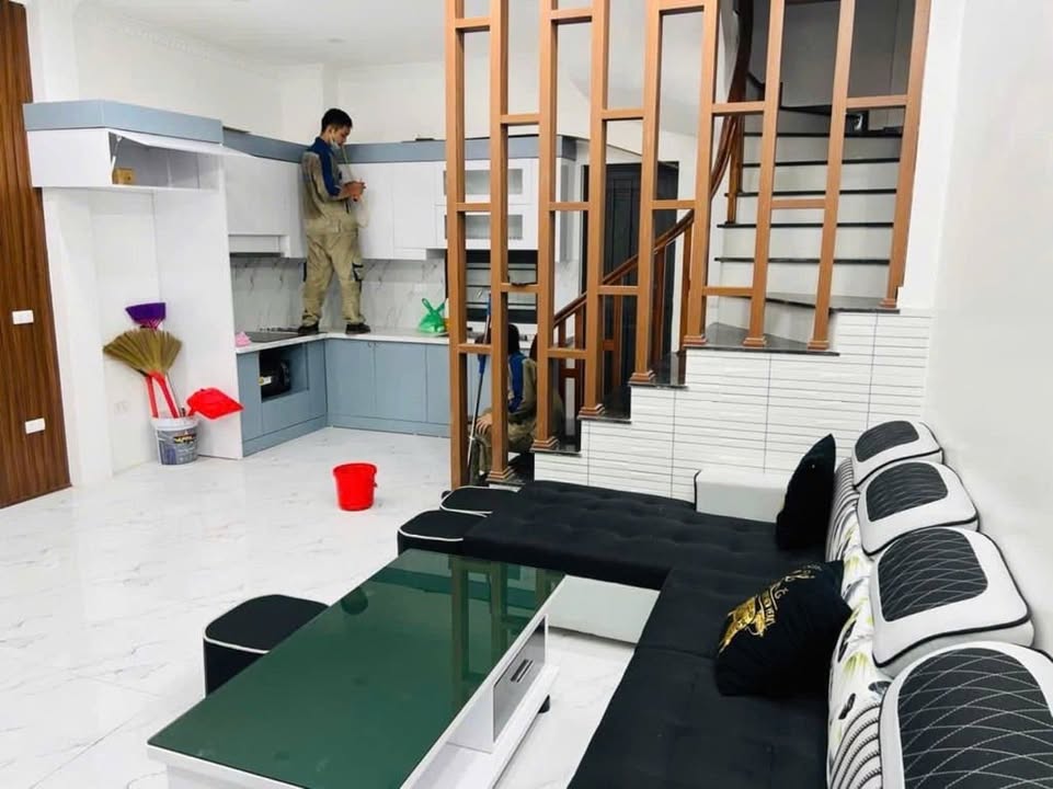 Nhà 4 tầng mặt phố Vĩnh Hưng 35m² giá 5 tỷ - Sổ đỏ chính chủ, tiện ích đầy đủ!