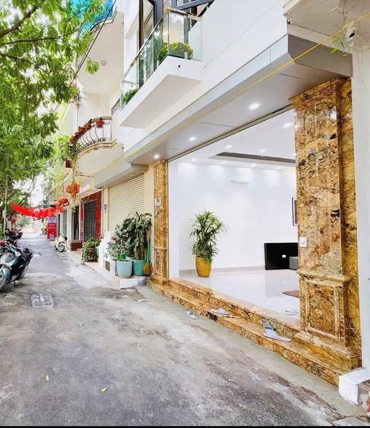 Nhà phố Lạc Long Quân, Cầu Giấy, 100m² giá 26 tỷ - Ô tô vào tận nhà!