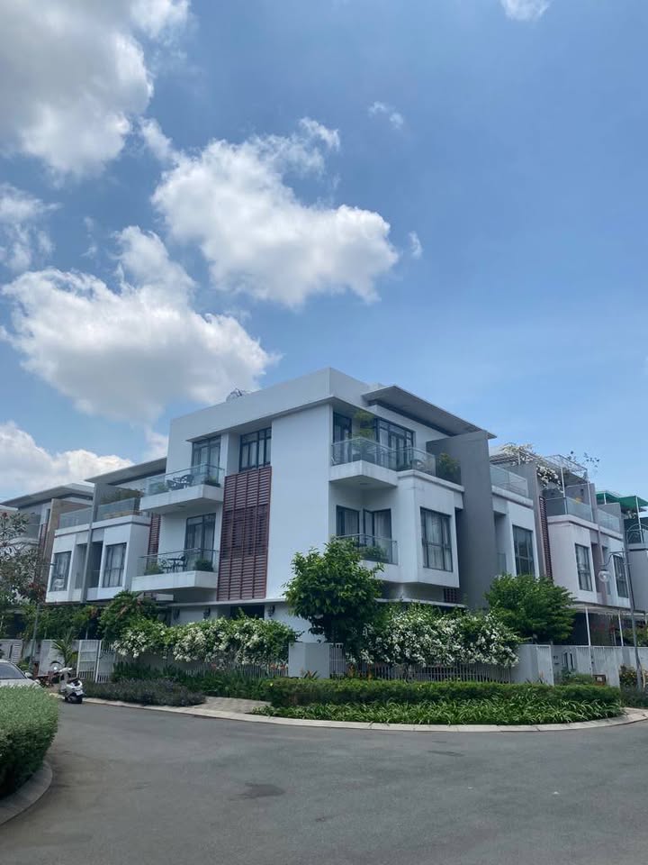 Nhà 4 tầng Phố Đông Village, Thủ Đức 100m² - Vị trí đắc địa, chính chủ bán gấp!