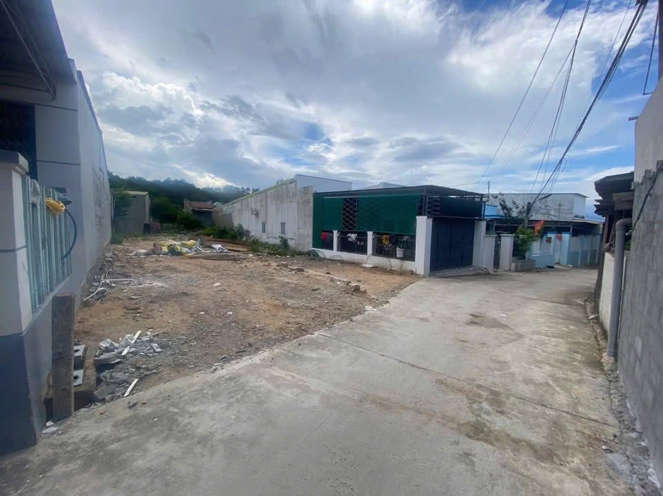Đất nền Phường Ba Ngòi, Cam Ranh 196m² giá 1.65 tỷ - Khu dân cư đông đúc!