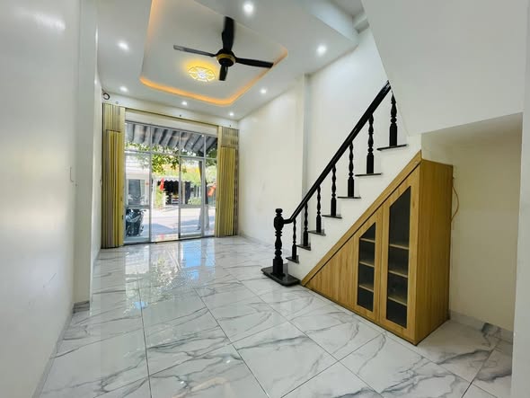 Cho thuê nhà mặt tiền Hoàng Văn Thụ, Quảng Ngãi - Kinh doanh thuận lợi chỉ 4 triệu/tháng!