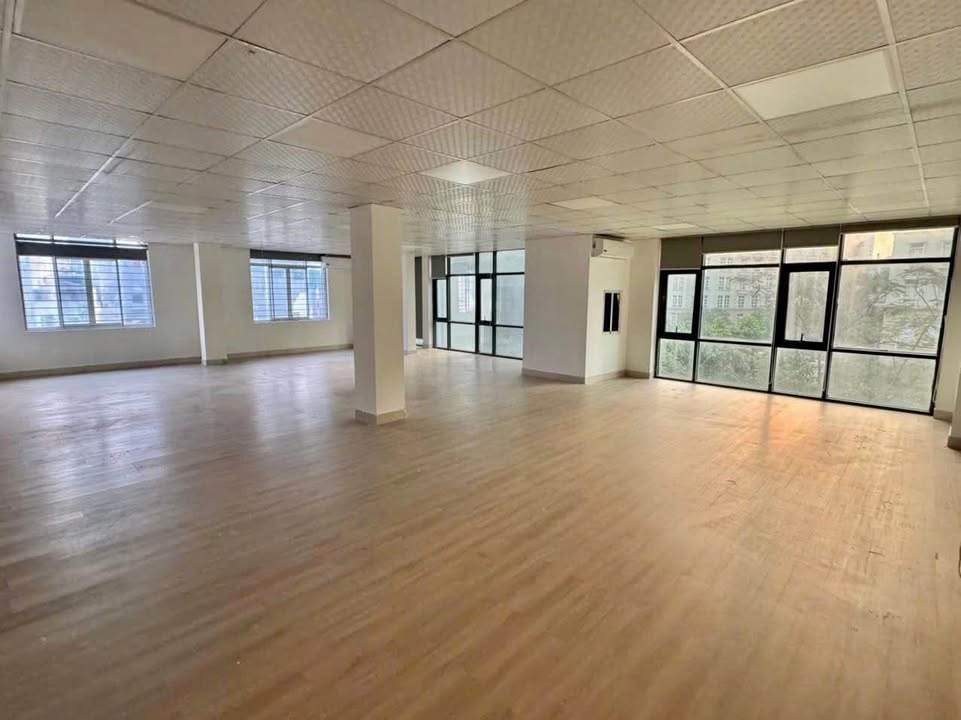 Văn phòng cho thuê tại Khương Đình, Thanh Xuân 190m² - Tòa lô góc thoáng đãng!