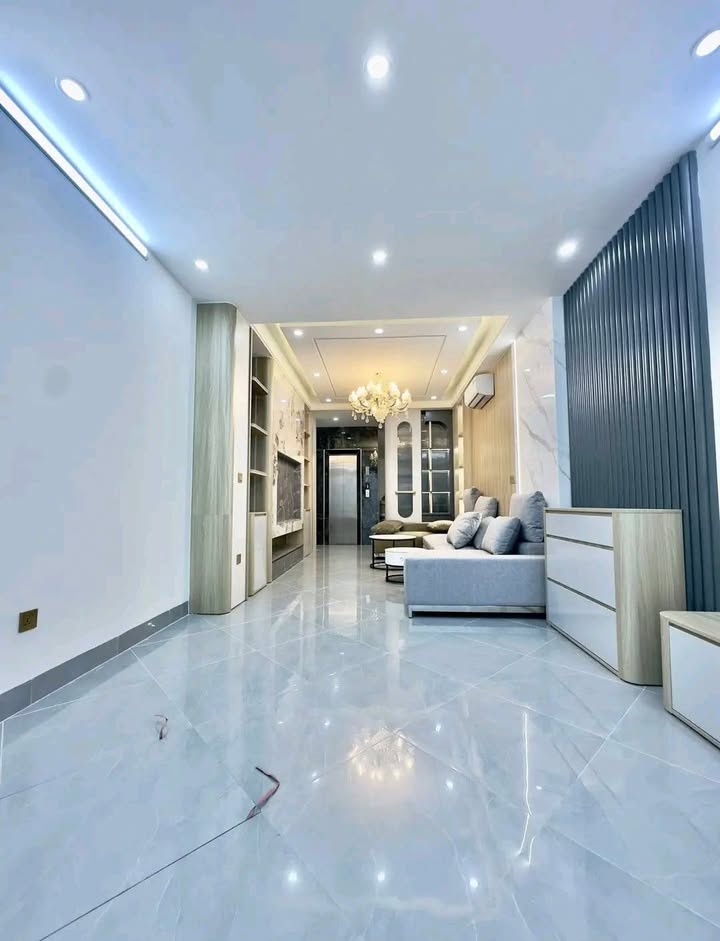 Nhà bán lô góc 40m² tại Phố Mai Động giá 8 tỷ - Full nội thất, thang máy