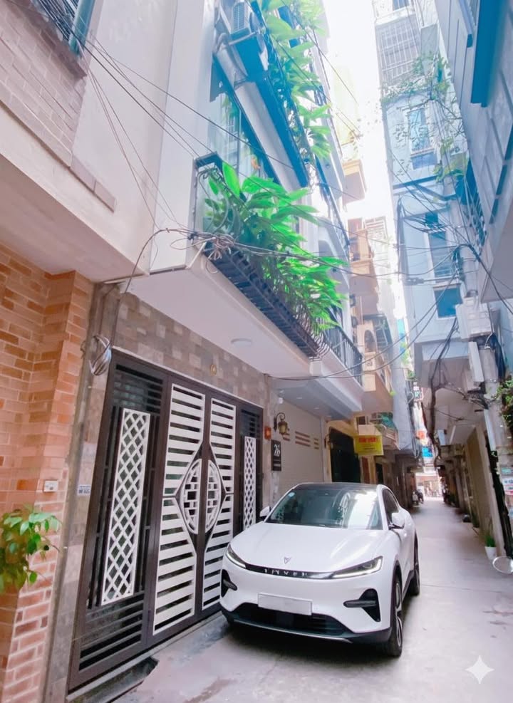 Nhà đẹp Giảng Võ, Ba Đình 42m² giá 20 tỷ - Ô tô vào nhà, thang máy hiện đại!