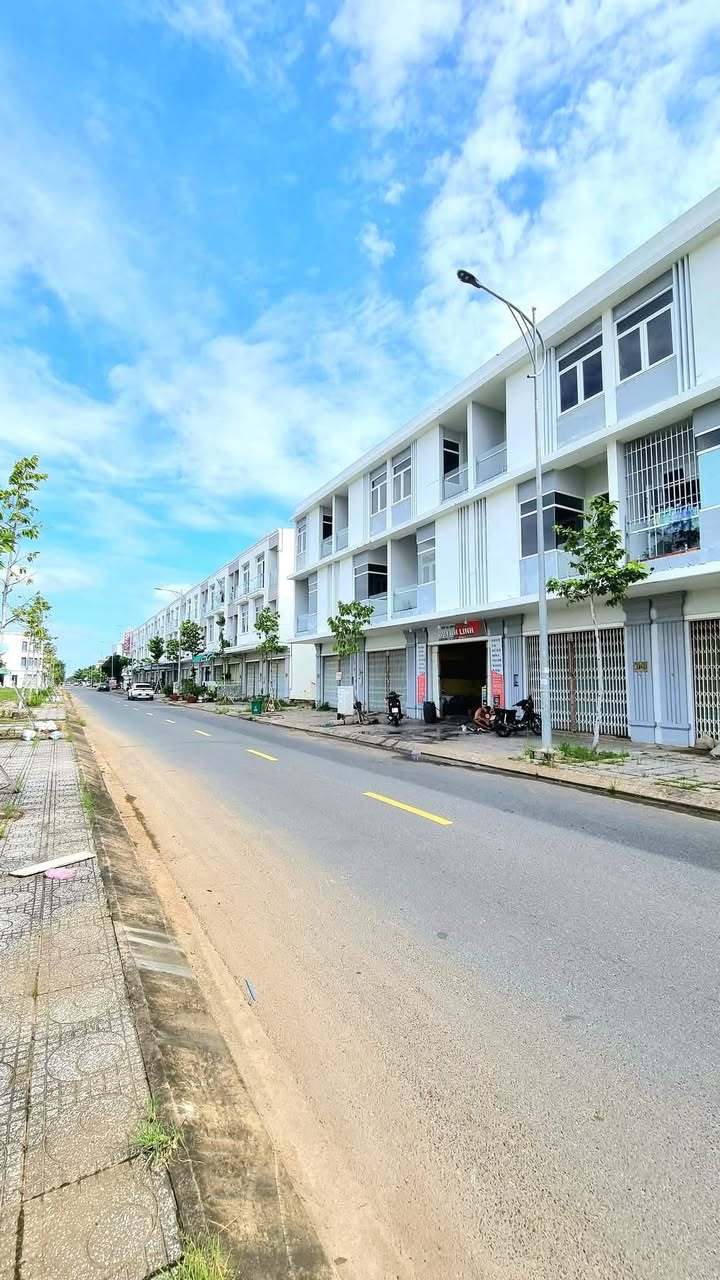 Nhà phố mặt tiền đường số 11, Phường Vĩnh Thanh, 100m² giá 7 tỷ - Đầu tư sinh lời cao!