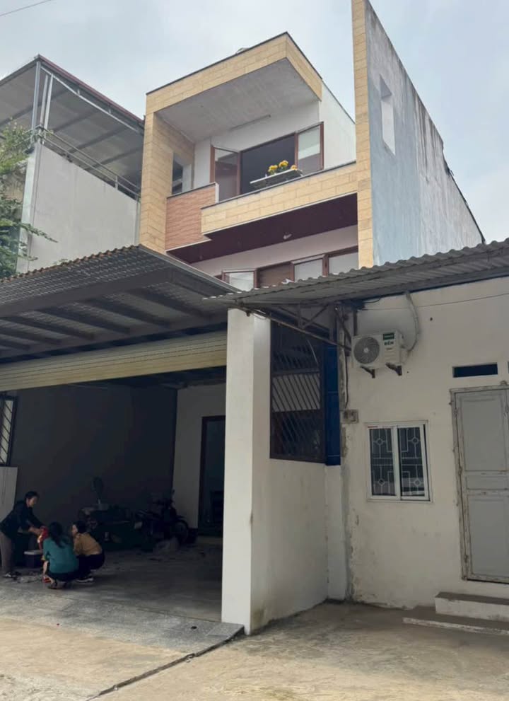 Nhà 3 tầng Phường Chùa Hang 114m² giá thỏa thuận - Mặt tiền đẹp, vị trí thuận lợi!