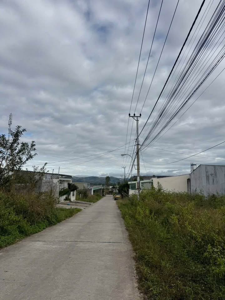 Đất hẻm 196 Thôn 9, Phường Duy Tân, 180m² - Giá chỉ 700 triệu!