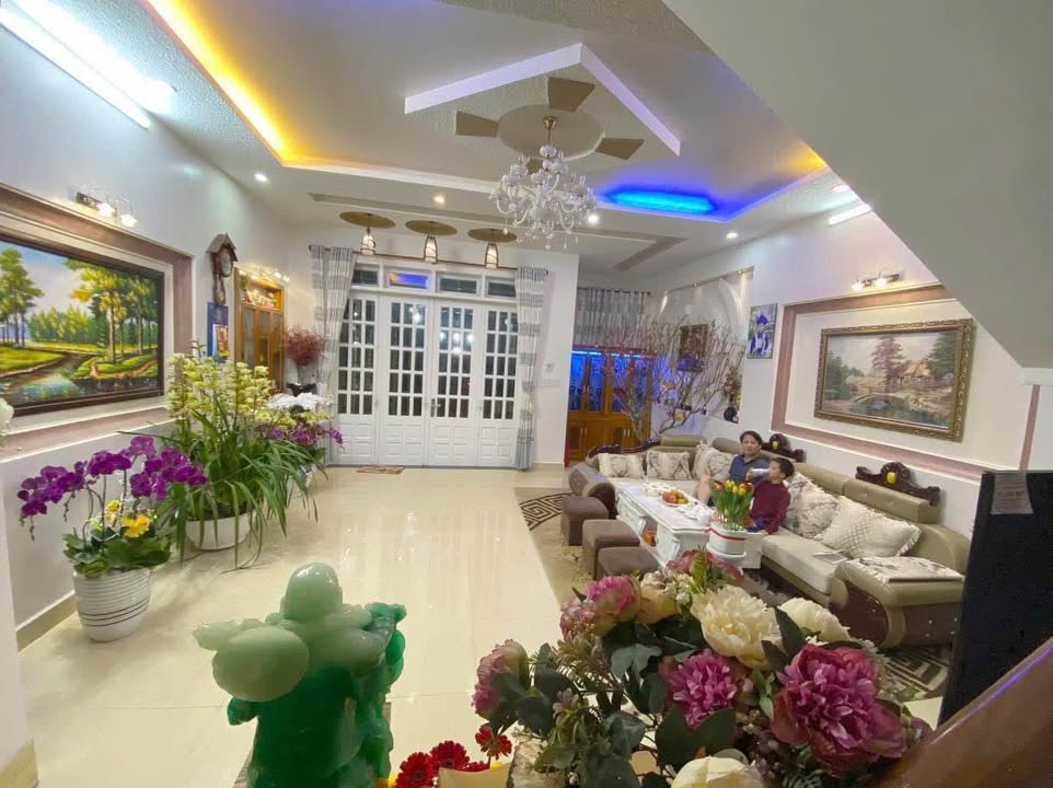 Nhà đẹp tại Đồi Huy Hoàng, Đà Lạt 183m² giá 8.6 tỷ - Sân siêu rộng đậu ô tô