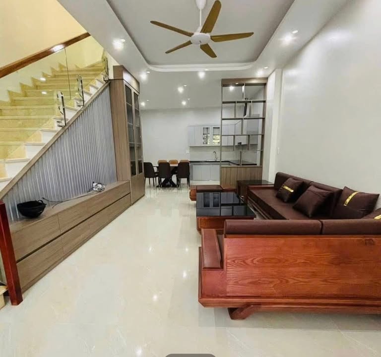 Nhà 3 tầng Ngõ Lê Đại Hành 62m² giá 2.9 tỷ - Ô tô đỗ cửa thoải mái!