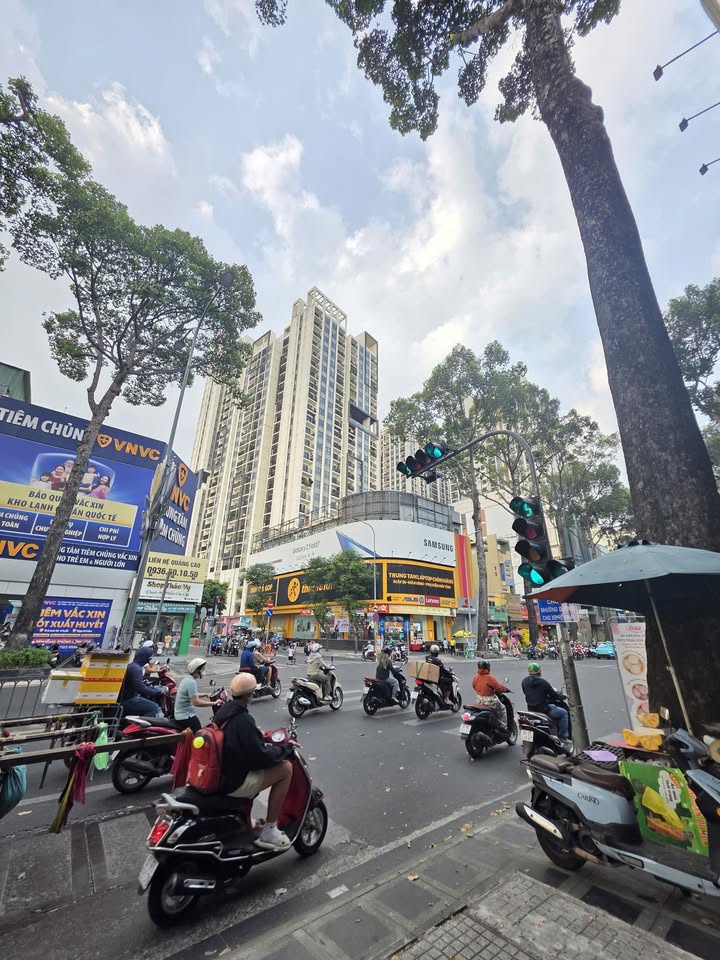 FrontHouse mặt tiền kinh doanh sầm uất Quận 10, 24m² chỉ 14.5 tỷ - Vị trí đắc địa!