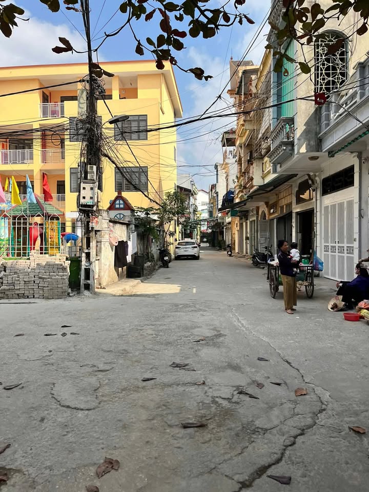 Đất kèm nhà cấp 4 tại Đông Vệ, Thanh Hóa 100m² giá 3.6 tỷ - Tiện đầu tư và ở ngay!