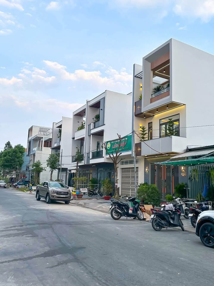 Nhà 2 tầng hiện đại 80m² tại KDC Hồng Loan - Giá chỉ 6.3 tỷ!