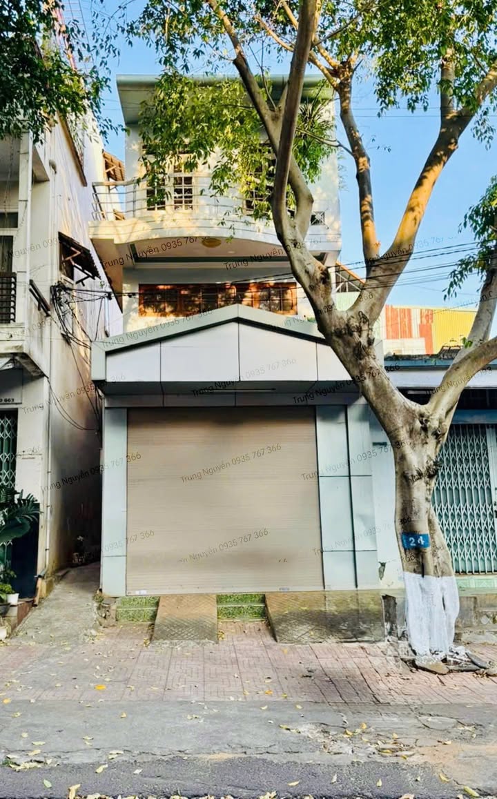 Nhà cho thuê mặt tiền trung tâm Buôn Hồ 121m² giá 15 triệu - Vỉa hè rộng thoải mái!